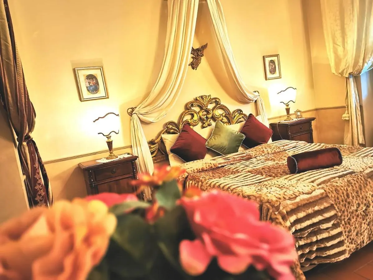 Classic Style Apartment In Center Florence Italy
