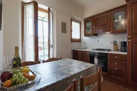 Classic Style Apartment In Center Florence