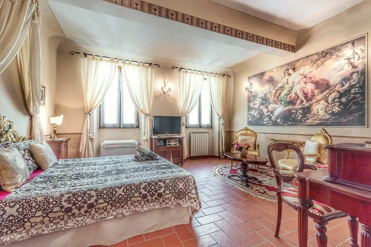 Classic Style Apartment In Center Florence